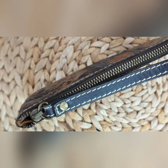 Patricia Nash Cassini wristlet clutch - Picture 4 of 16